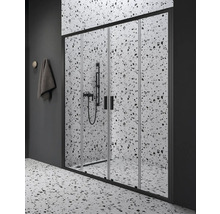 Sprchovací kút s čiernym rámom a sklenenými panelmi v kúpeľni