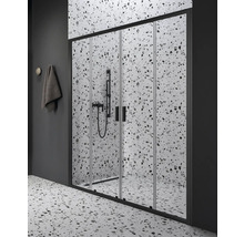 Sprchovací kút s čiernym rámom a sprchovacou armatúrou pred škvrnitou stenou