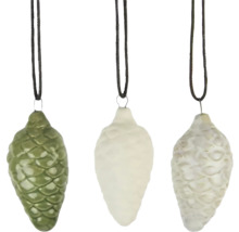 Tri vianočné ozdoby v tvare šišky so šnúrkou