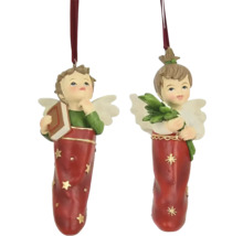 Dve figúrky anjelov ako ozdoby na vianočný stromček s knihou a vetvami