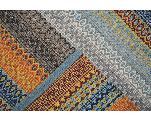 Detail pruhovaného koberca s geometrickými vzormi