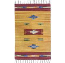 Koberec so strapcami a vzorom