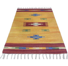 Vzorovaný koberec so strapcami