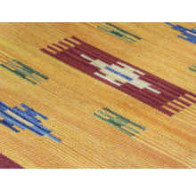 Detailný pohľad na vzorovaný koberec s geometrickými tvarmi