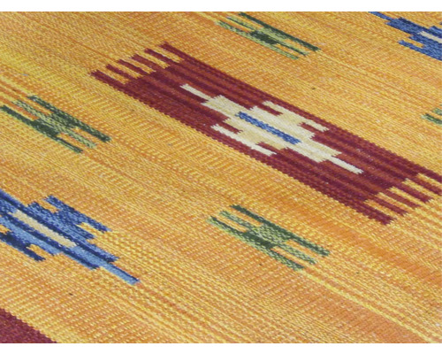 Detailný pohľad na vzorovaný koberec s geometrickými tvarmi