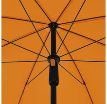 Vnútorný pohľad na otvorený oranžový dáždnik s čiernym rámom.