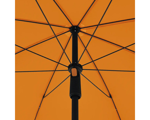 Vnútorný pohľad na otvorený oranžový dáždnik s čiernym rámom.