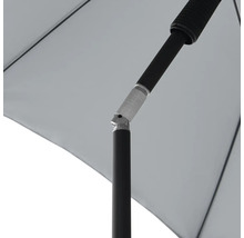 Detailný pohľad na slnečník s čiernym rámom a nastaviteľným kĺbom.