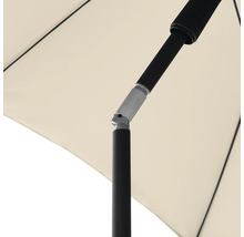 Detail slnečníka s čiernym rámom a svetlou strechou