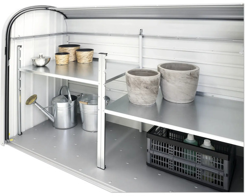 Regál dvojdielny pre prístrešok Biohort StoreMax 190 Vnútorný pohľad na záhradný domček s regálmi a záhradným príslušenstvom, ako sú kanvy a kvetináče.