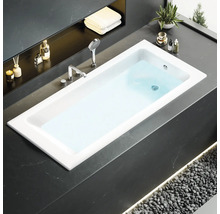 Moderná kúpeľňa so zapustenou vaňou, armatúrami a dekoráciami.