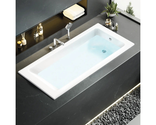 Moderná kúpeľňa so zapustenou vaňou, armatúrami a dekoráciami.