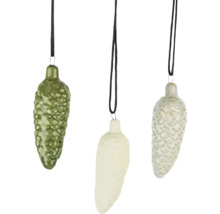 Tri šiškové vianočné gule visia na stuhách