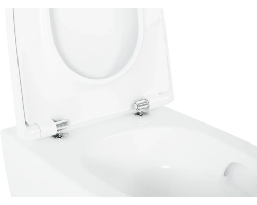 Detailný pohľad na bielu WC keramiku s otvoreným WC sedadlom