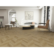 Svetlá izba s parketami do rybej kosti, pohovkou, kreslom a umeleckým dielom