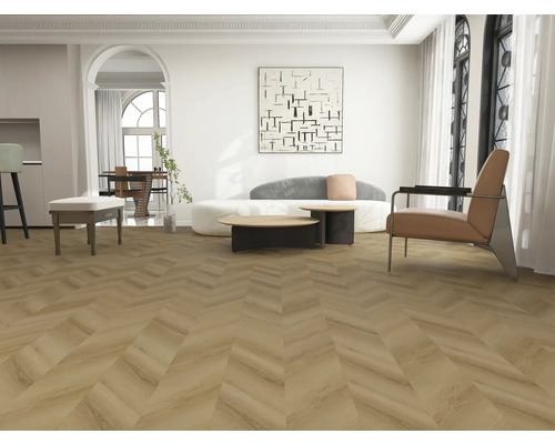 Svetlá izba s parketami do rybej kosti, pohovkou, kreslom a umeleckým dielom