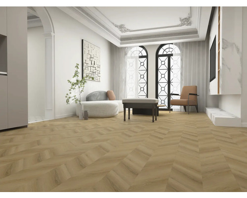 Svetlá obývacia izba s parketami v tvare rybej kosti, sedacím nábytkom a dekoratívnymi prvkami