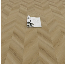 Podlahová krytina s motívom rybej kosti a časopis