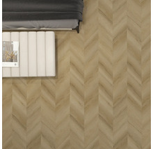 Izba s podlahovou krytinou so vzorom rybej kosti, posteľou a stoličkou