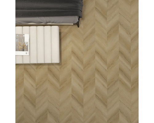 Izba s podlahovou krytinou so vzorom rybej kosti, posteľou a stoličkou