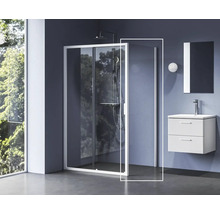 Kúpeľňa so sprchovacím kútom, skrinkou pod umývadlo a zrkadlom