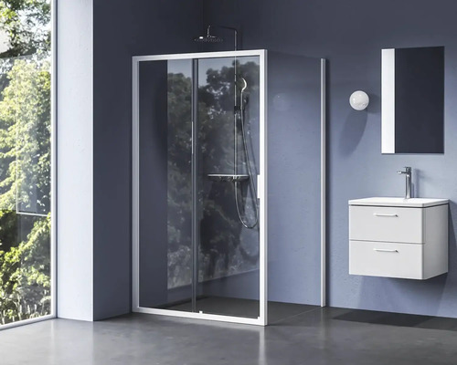 Kúpeľňa so sprchovacím kútom, umývadlom a zrkadlom