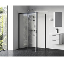 Sprchovací kút s čiernym rámom a sklenenými stenami v kúpeľni