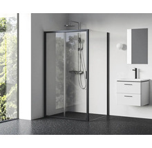 Kúpeľňa so sprchovacím kútom s posuvnými dverami, skrinkou pod umývadlo a zrkadlom