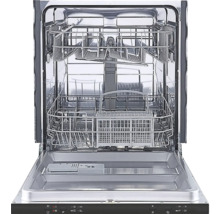 Vnútorný pohľad na umývačku riadu s otvorenými dverami a košmi na riad