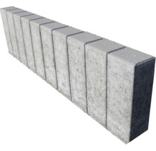 Rad sivých betónových dlažobných kociek pre záhradné a krajinné úpravy