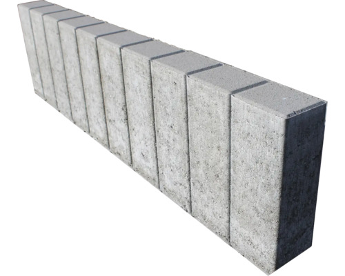 Rad sivých betónových dlažobných kociek pre záhradné a krajinné úpravy