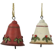 Dva ozdobné vianočné zvončeky s ozdobami z cezmíny, zavesené na povrázkoch