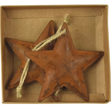 Dva kovové prívesky v tvare hviezdy so šnúrkou v krabici