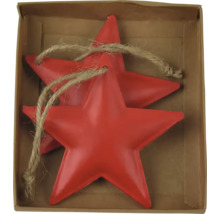 Dve červené kovové hviezdy so šnúrkou na zavesenie v krabici.