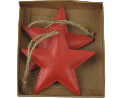 Dve červené kovové hviezdy so šnúrkou na zavesenie v krabici.