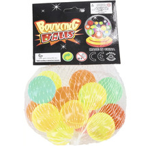 Balenie rôznofarebných skákacích loptičiek v sieťke