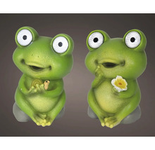 Dve zelené žabie figúrky ako záhradná dekorácia, jedna so slimákom, druhá s kvetinou.