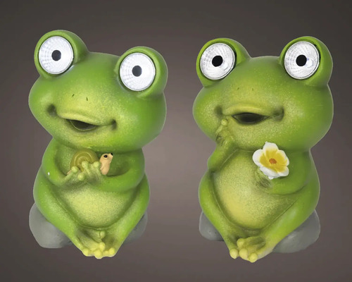 Dve zelené žabie figúrky ako záhradná dekorácia, jedna so slimákom, druhá s kvetinou.