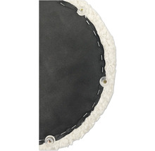 Detail okrúhleho vankúša s textilným poťahom, upevneného sponkami