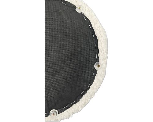 Detail okrúhleho vankúša s textilným poťahom, upevneného sponkami