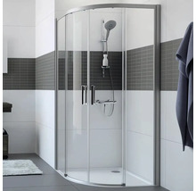 Rohová sprcha s čírymi sklenenými dverami a strieborným rámom v kúpeľni