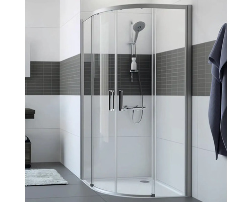 Rohová sprcha s čírymi sklenenými dverami a strieborným rámom v kúpeľni