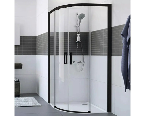 Sprchovací kút s rohovým vstupom a čiernym rámom v kúpeľni