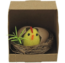 Dekoratívne kuriatko v hniezde v kartónovej krabici