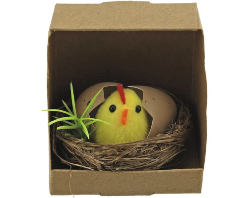 Dekoratívne kuriatko v hniezde v kartónovej krabici