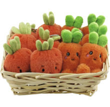 Košík plný plyšových príveskov v tvare mrkvy