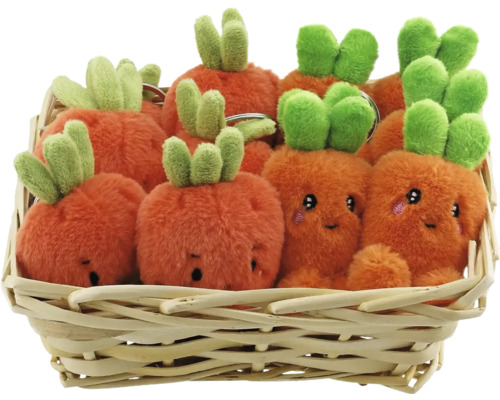 Košík plný plyšových príveskov v tvare mrkvy