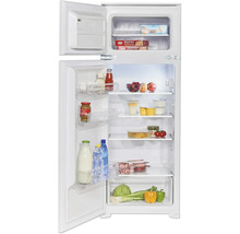 Otvorená chladnička s potravinami