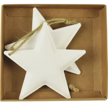 Dve biele hviezdy s jutovým povrázkom v kartónovej krabici ako vianočná dekorácia