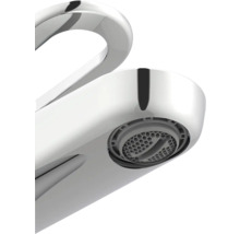 Detailný záber vodovodnej batérie s perlátorom